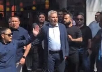 Abuchean al gobernador de Michoacán al salir del funeral de Carlos Manzo