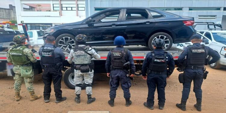 Detienen a cuatro personas y aseguran artefactos explosivos en Michoacán