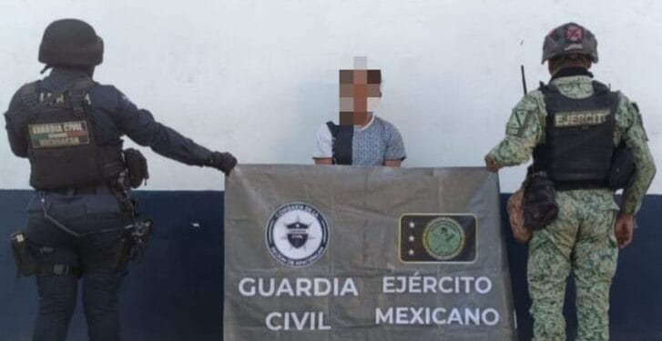 Asegurados dos hombres, un arma de fuego y droga en Apatzingán: SSP