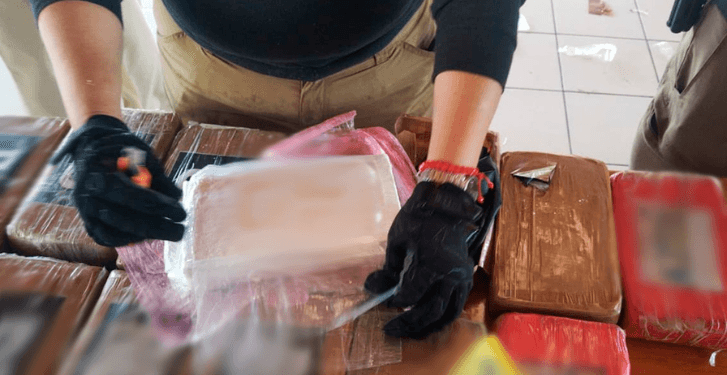 Asegura la Marina 2.5 toneladas de cocaína en costas de Michoacán