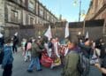 Maestros de la CNTE intentan derribar vallas de Palacio Nacional