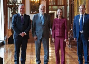 Sheinbaum y Slim dialogan en Palacio Nacional sobre la economía en México
