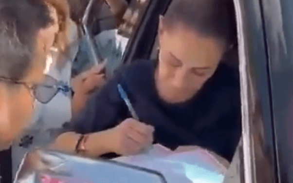 Maestros hacen firmar documento a Claudia Sheinbaum