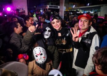 La ‘Batichica’ llega a fiesta de Azcapotzalco; ‘Batman’ no acude al festejo