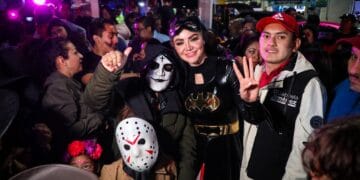 La ‘Batichica’ llega a fiesta de Azcapotzalco; ‘Batman’ no acude al festejo