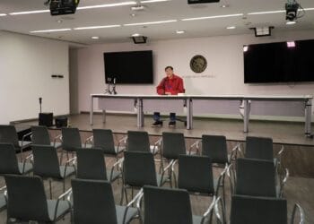 Noroña se confronta con viuda de Carlos Manzo; le dice fascista y de ultraderecha