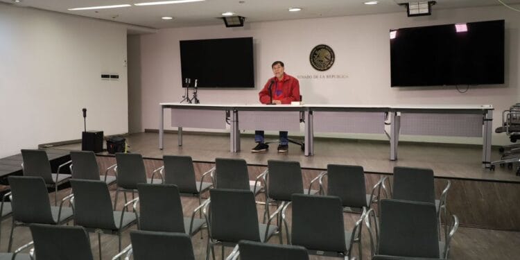 Noroña se confronta con viuda de Carlos Manzo; le dice fascista y de ultraderecha