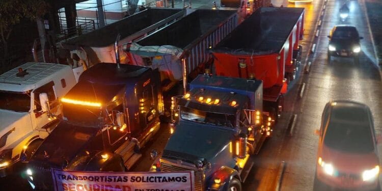 Transportistas bloquean carreteras de México