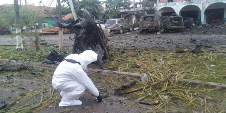 Suman cinco muertos por explosión de coche bomba en Coahuayana