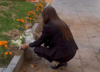 ‘No te fallaré’, dice Grecia Quiroz en el lugar del homicidio de Carlos Manzo