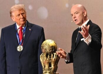 Denuncian a Infantino ante comité de ética por otorgar premio de la paz a Trump