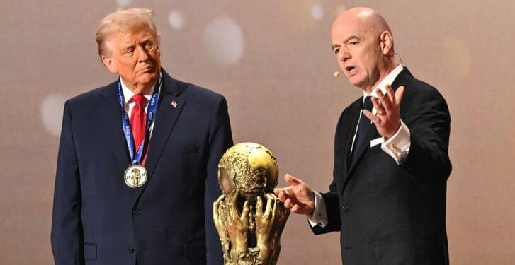 Denuncian a Infantino ante comité de ética por otorgar premio de la paz a Trump