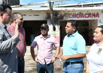 Acude Memo Valencia a lugar del estallido de coche-bomba en Coahuayana