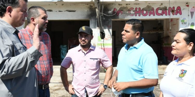 Acude Memo Valencia a lugar del estallido de coche-bomba en Coahuayana