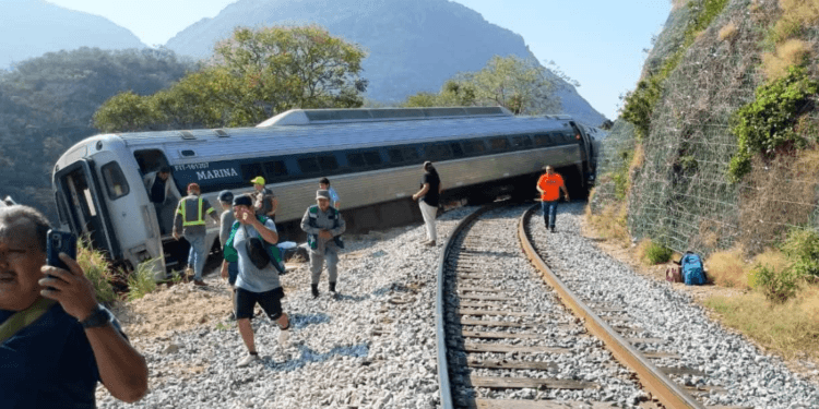 Hay al menos 15 heridos por descarrilamiento de Tren Interoceánico