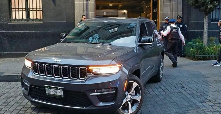 Loret de Mola señala vínculo entre El Heraldo, Sheinbaum y compra de camionetas blindadas para ministros