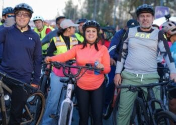 Micrófonos abiertos exhiben críticas de Butanda a obra federal durante transmisión oficial en Michoacán