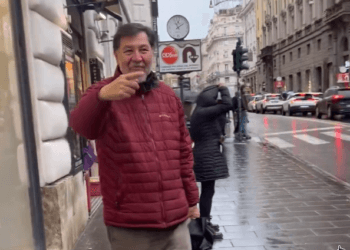 Encaran a Fernández Noroña en centro comercial de Roma