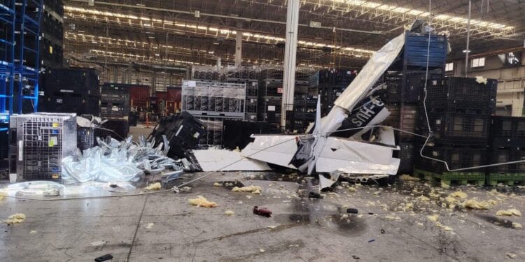 Cae avioneta en empresa tras despegar en Saltillo, Coahuila