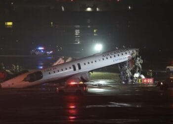 Colisión en aeropuerto de NY deja dos muertos y decenas de heridos