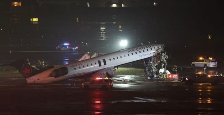 Colisión en aeropuerto de NY deja dos muertos y decenas de heridos