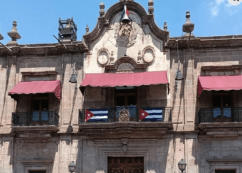 Michoacán exhibe banderas de Cuba en edificios públicos