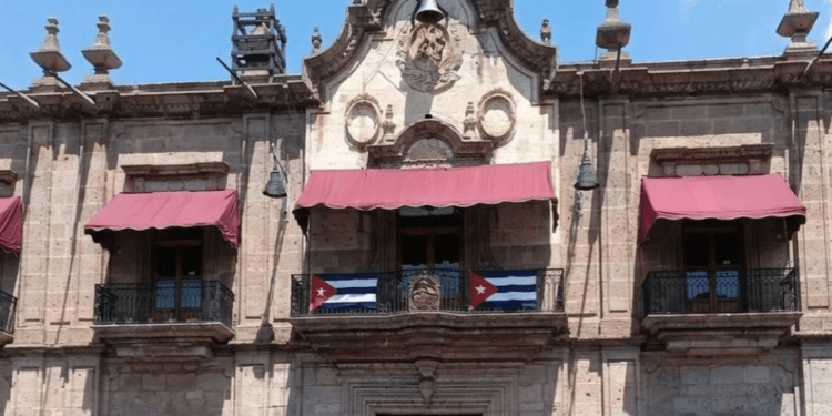 Michoacán exhibe banderas de Cuba en edificios públicos