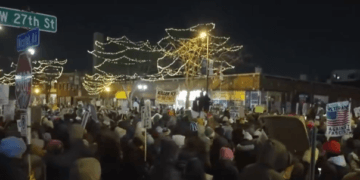 Trump amenaza con desplegar agentes del ICE en aeropuertos