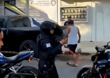 Joven ataca a personal de preparatoria en Lázaro Cárdenas y mata a dos