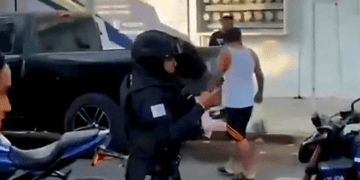 Joven ataca a personal de preparatoria en Lázaro Cárdenas y mata a dos