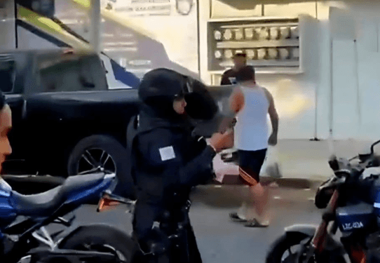 Joven ataca a personal de preparatoria en Lázaro Cárdenas y mata a dos