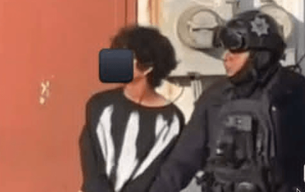 Joven ataca a personal de preparatoria en Lázaro Cárdenas y mata a dos