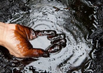 Petróleo se dispara hasta 13% tras ataques a Irán; mercado teme impacto en suministro global