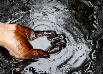 Petróleo se dispara hasta 13% tras ataques a Irán; mercado teme impacto en suministro global