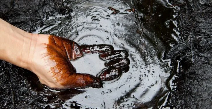 Petróleo se dispara hasta 13% tras ataques a Irán; mercado teme impacto en suministro global