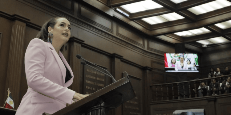 ¿Qué es la ‘Ley Cazzu’? La iniciativa que busca garantizar la movilidad de niños frente al abandono parental