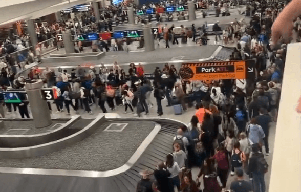 Despliegue de agentes migratorios en aeropuertos de EU provoca retrasos