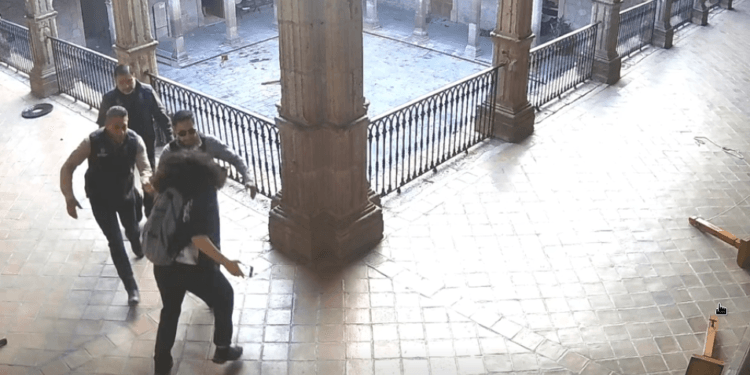 Libra, por ahora, medidas cautelares exsecretario Juan Carlos N tras agresión a reportera