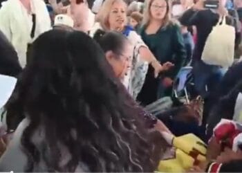 Intentan disolver protesta en Puebla durante gira de Claudia Sheinbaum