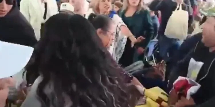 Intentan disolver protesta en Puebla durante gira de Claudia Sheinbaum