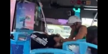 Pasajeros frenan agresión contra mujer en autobús de Cancún y golpean al presunto atacante