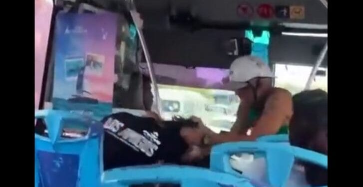 Pasajeros frenan agresión contra mujer en autobús de Cancún y golpean al presunto atacante