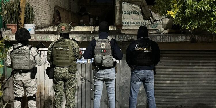 En seis cateos en Morelia aseguran más de 2 mil 500 dosis de droga; hay 3 detenidos