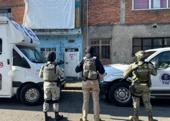 En seis cateos en Morelia aseguran más de 2 mil 500 dosis de droga; hay 3 detenidos