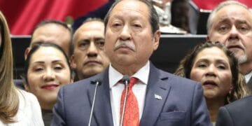 Captan a Leonel Godoy viendo pelea de box durante debate del “Plan B” electoral