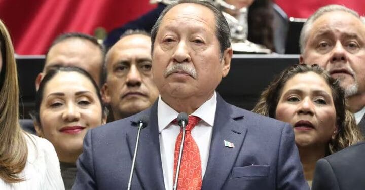 Captan a Leonel Godoy viendo pelea de box durante debate del “Plan B” electoral