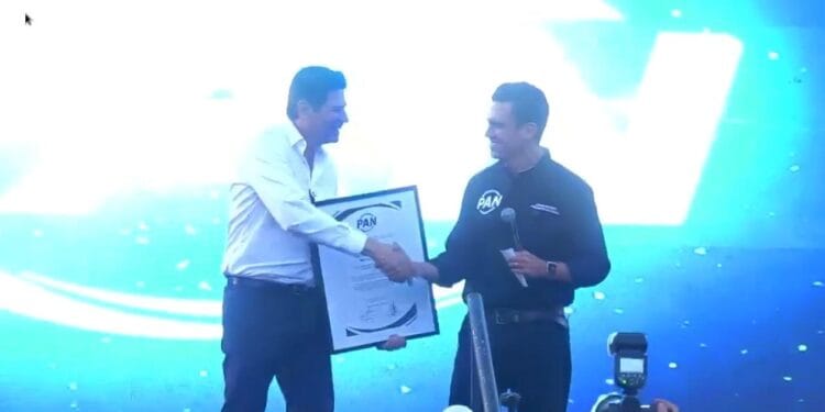 ‘No podemos estar hincados ante nadie; quieren destruir la democracia’