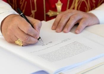 Papa llama a evitar concentración de poderes con la IA
