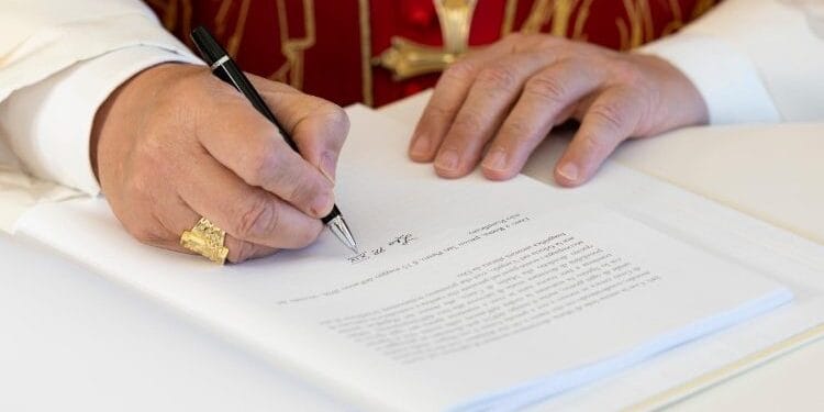 Papa llama a evitar concentración de poderes con la IA