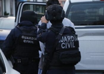 Durante cateo realizado en Villas del Real, FGE asegura droga e instrumentos para su distribución; hay un detenido